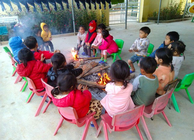 Đầu giờ học buổi sáng, các giáo viên trường mầm non Mai Sơn đốt bếp củi sưởi ấm cho học sinh.
