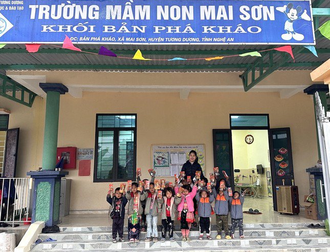 Tùy vào thời tiết lạnh giá, các giáo viên sẽ đốt củi sưởi ấm cho học sinh.