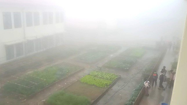 Trường Phổ thông Dân tộc bán trú Tiểu học Nậm Cắn 1 (huyện Kỳ Sơn, Nghệ An) chìm trong sương mù, lạnh giá.