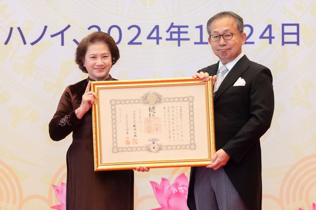 Đại sứ Nhật Bản tại Việt Nam Yamada Takio đã công bố Quyết định tặng Huân chương, gắn Huân chương và trao hoa cho nguyên Chủ tịch Quốc hội Nguyễn Thị Kim Ngân. Ảnh: Quochoi.vn
