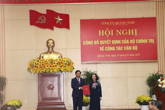 Bà Trương Thị Mai, Ủy viên Bộ Chính trị, Thường trực Ban Bí thư, Trưởng Ban Tổ chức Trung ương, trao quyết định của Bộ Chính trị cho ông Lương Nguyễn Minh Triết