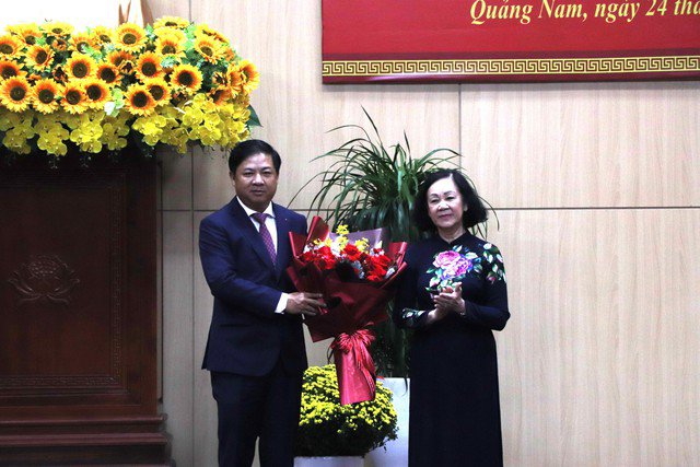 Bà Trương Thị Mai, Ủy viên Bộ Chính trị, Thường trực Ban Bí thư, Trưởng Ban Tổ chức Trung ương, tặng hoa chúc mừng ông Lương Nguyễn Minh Triết