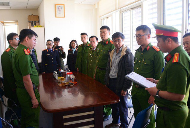 Công an đọc lệnh bắt tạm giam đối với các bị can tại Sở Công Thương Lâm Đồng.