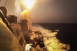 Thế giới - Vì sao Mỹ và phương Tây "bất lực" trong việc ngăn Houthi tấn công tàu hàng?