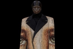 Thời trang - Balmain hiện thực hóa cuộc sống qua màu sắc mùa thu 2024