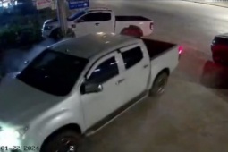 Media - Nữ tài xế lái xe bán tải "drift" cực đỉnh lách qua 2 ô tô tránh đại nạn