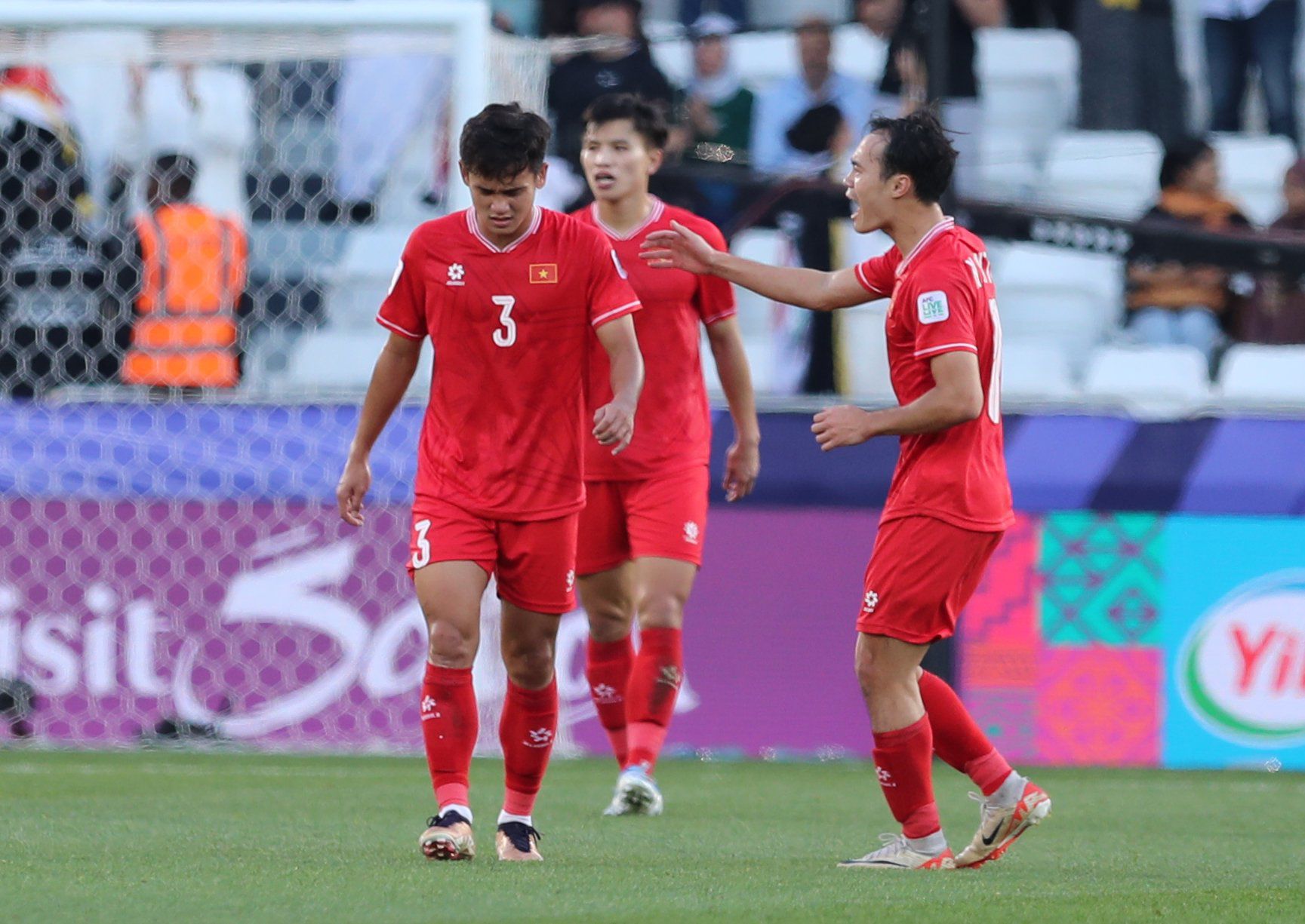 Tuyển thủ Việt Nam rơi nước mắt sau trận thua tiếc nuối Iraq - 1