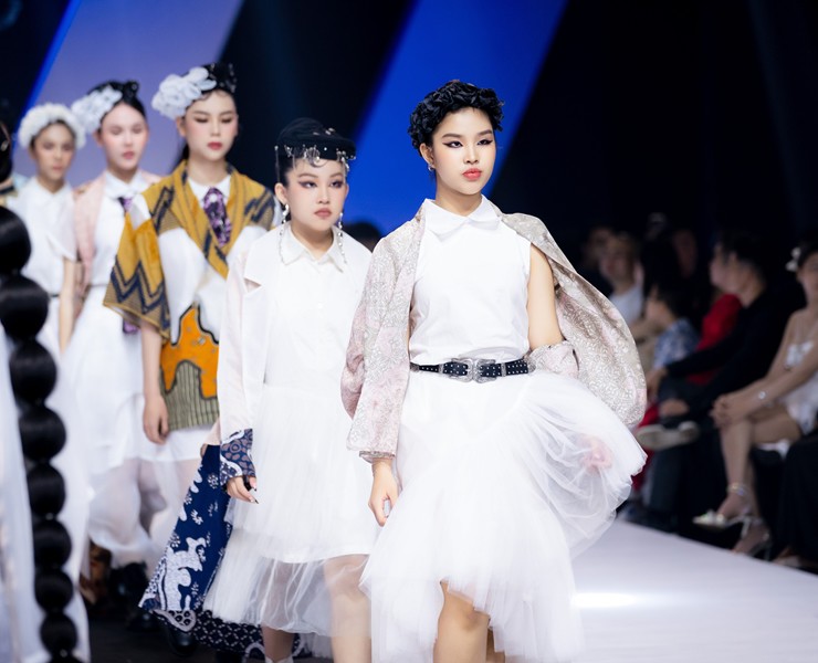 Mới gia nhập showbiz, Như Đình có dịp “chinh chiến” ở nhiều sàn diễn lớn trong nước và quốc tế như "D.A.M"&nbsp;của siêu mẫu Võ Hoàng Yến, "Extra Men Show 2"&nbsp;của NTK Nguyễn Hưng Phúc và "Giao hòa - Amornia"&nbsp;tại Italy của Hoàng Hải. Gần nhất, cô bé tham dự Hongkong Kids Fashion Show ở Trung Quốc.&nbsp;