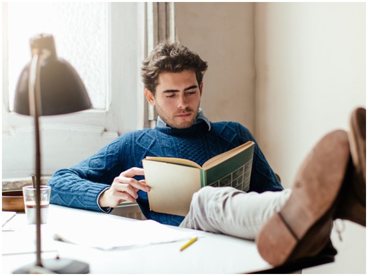 Đọc sách mang lại nhiều giá trị cho người đàn ông.