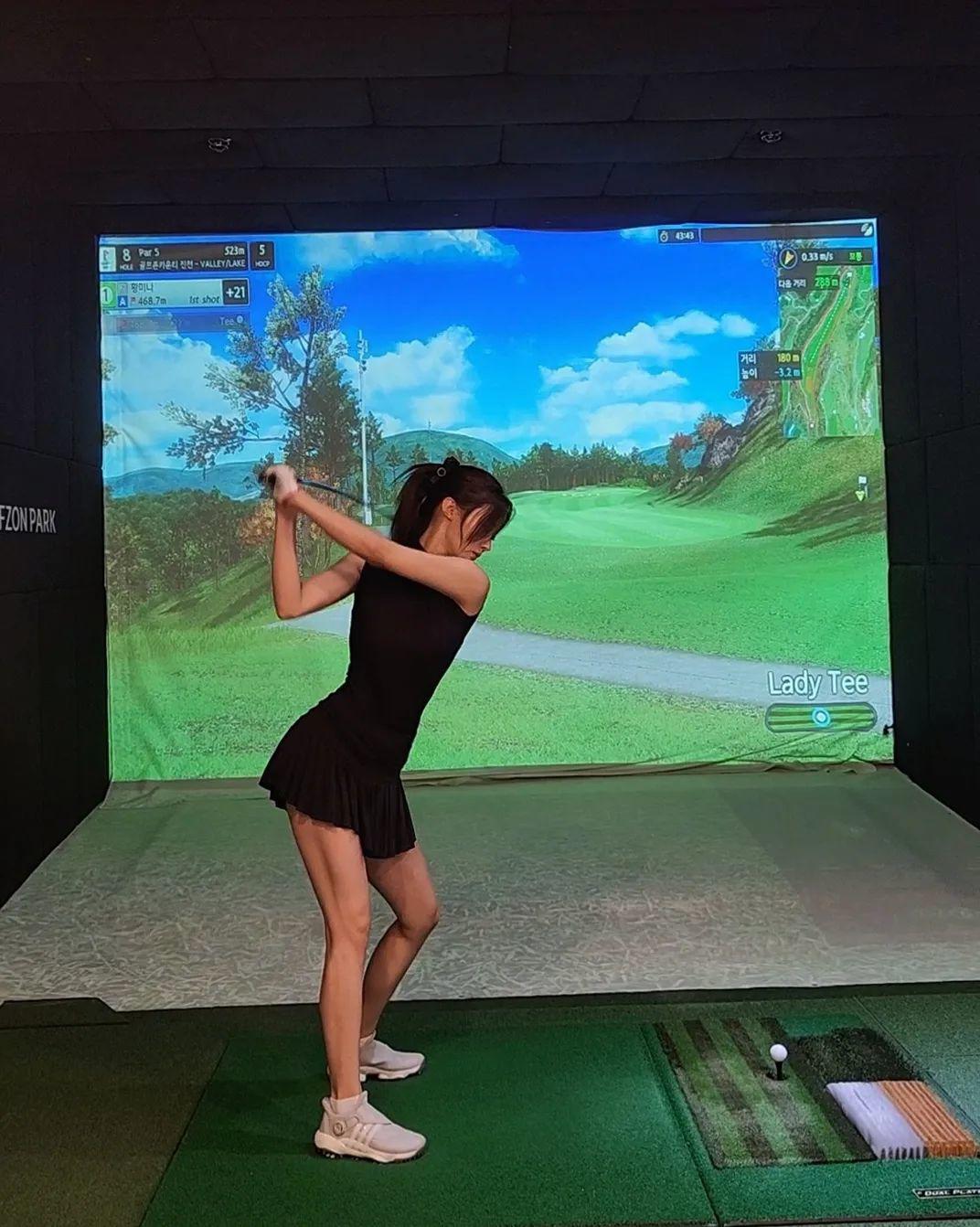 Thời gian gần đây, Hwang Mina còn kết thân với bộ môn mới là golf.