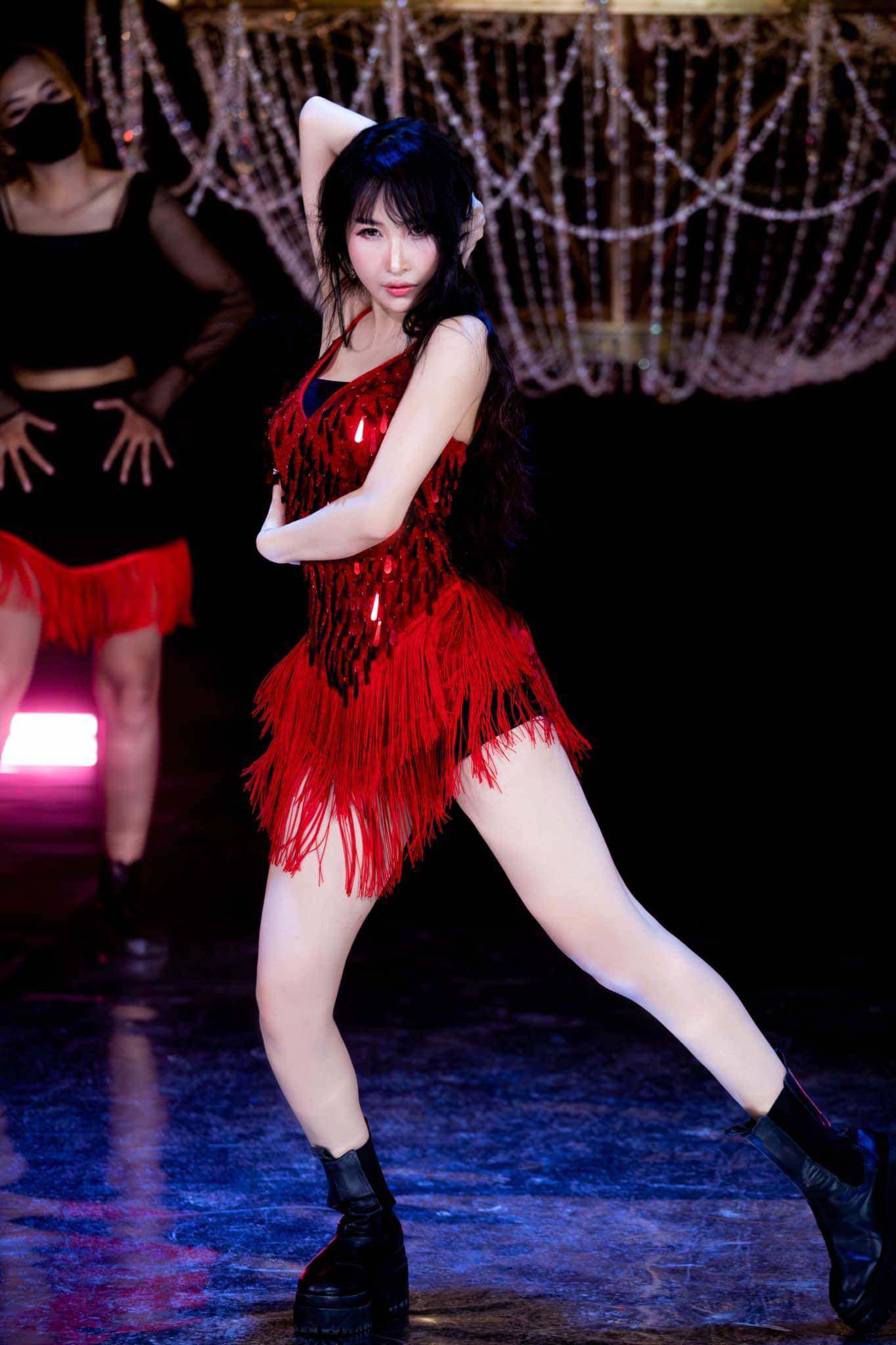Mina Phạm trong một MV dance cover với trang phục tông đỏ đen vô cùng quyến rũ.