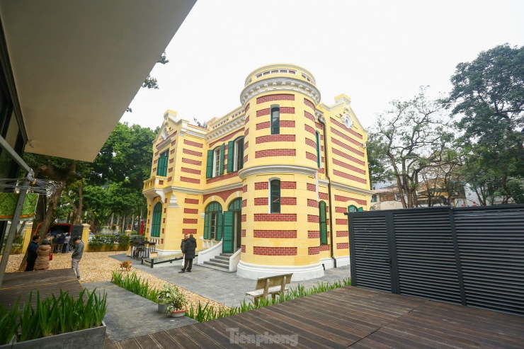 Kiến trúc của căn biệt thự được giữ nguyên lớp sơn vàng, cửa xanh