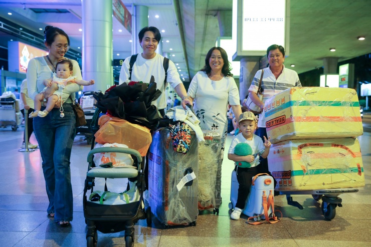 Chuyến bay đưa gia đình anh Lê Quốc Đại từ Amsterdam - Hà Lan về Việt Nam đón Tết đã hạ cánh tại sân bay Tân Sơn Nhất vào tối 24-1