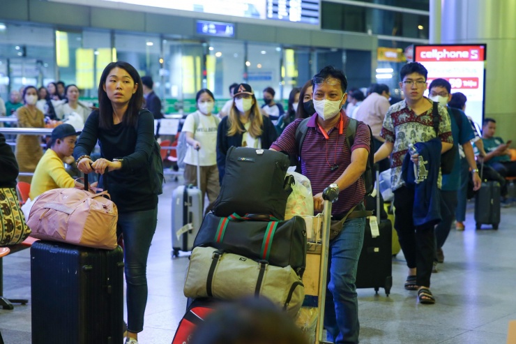 Khá đông hành khách ở ga quốc tế sân bay Tân Sơn Nhất trong tối 24-1