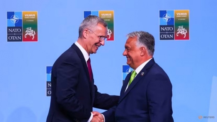 Tổng thư ký NATO Jens Stoltenberg (trái) bắt tay Thủ tướng Hungary Viktor Orban trước hội nghị thượng đỉnh các nhà lãnh đạo NATO ở Vilnius (thủ đô Lithuania) hồi tháng 7-2023. Ảnh: REUTERS