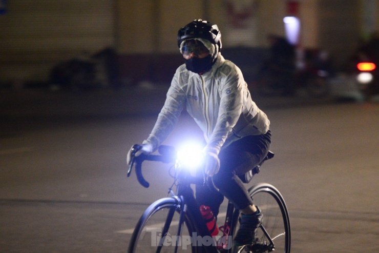 Đi tập sớm, một số xe đạp phải trang bị cả đèn chiếu sáng.
