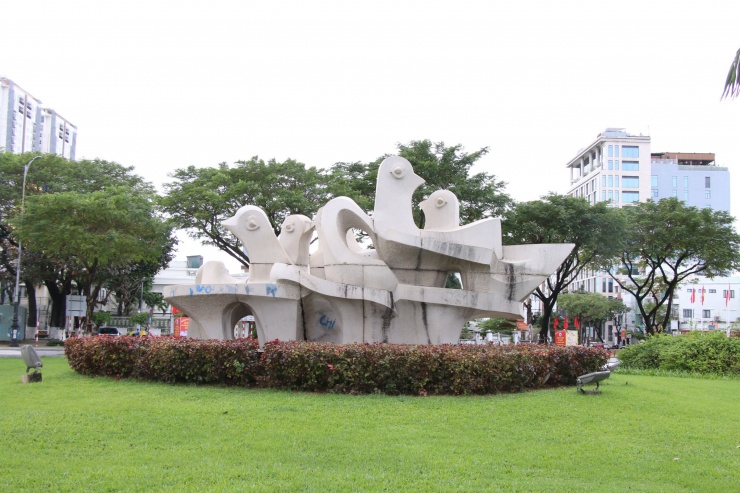 Ghi nhận tại các tuyến đường trung tâm TP Đà Nẵng như Trần Phú, Bạch Đằng, Lê Lợi, Như Nguyệt... xuất hiện rất nhiều hình vẽ bậy, bôi bẩn khiến người dân "nhức mắt"