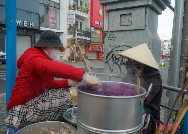 Xôi kẹp bánh tiêu nóng hổi - món ăn bình dân đặc trưng của Đà Lạt.