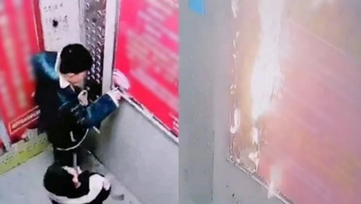 Cậu quyết định châm lửa đốt một tờ quảng cáo màu đỏ dán trong thang máy. Ảnh:&nbsp;Sina.