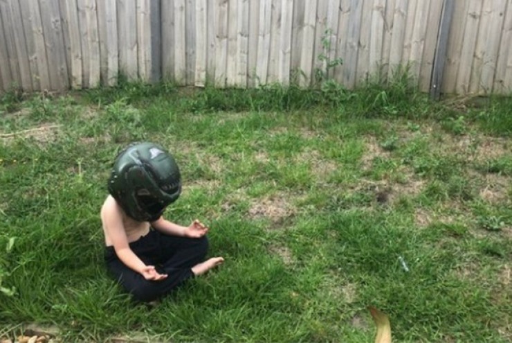 Hành động đáng yêu của con trẻ