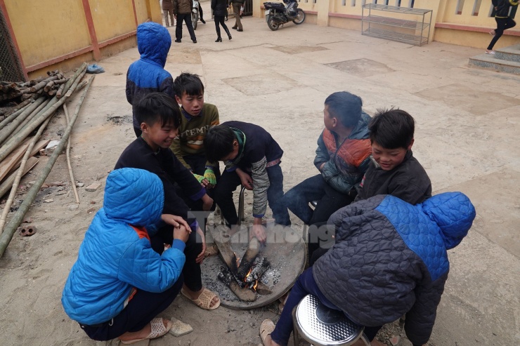 Các học sinh cũng được nhà trường đốt lửa sưởi ấm trong giờ nghỉ, giờ ra chơi để đảm bảo giữ ấm cơ thể.