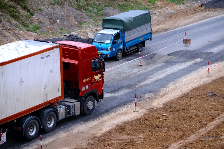 Có đoạn đường bị hư hỏng khiến tài xế phải giảm tốc đột ngột