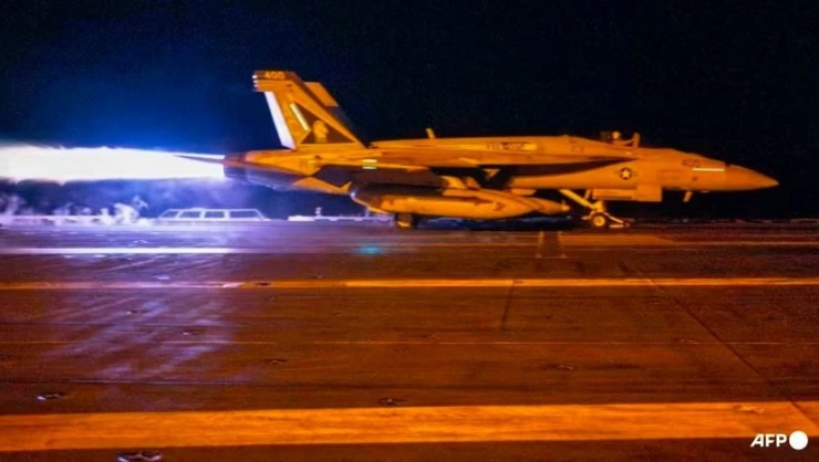 Một máy bay chiến đấu cất cánh từ tàu sân bay USS Dwight D. Eisenhower để tham gia hoạt động ứng phó với các cuộc tấn công của Houthis. Ảnh: US NAVY/ AFP