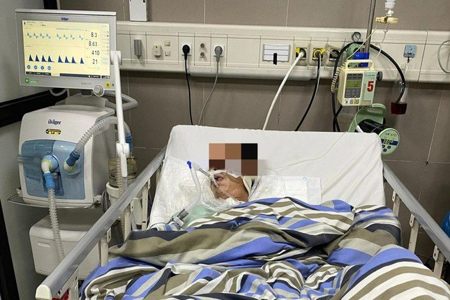 Các nạn nhân ngộ độc khí CO đang cấp cứu tại Bệnh viện đa khoa Lạng Sơn.