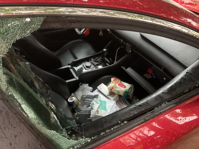 Một ô tô bị nhóm đối tượng đập phá kính
