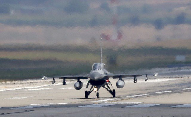 Một máy bay chiến đấu F-16 của Không quân Thổ Nhĩ Kỳ hạ cánh xuống căn cứ không quân Incirlik ở Adana. Ảnh: Reuters