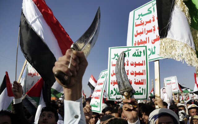 Những người ủng hộ Houthi tham dự một cuộc biểu tình phản đối các cuộc không kích do Mỹ dẫn đầu ở Yemen. Ảnh: AP