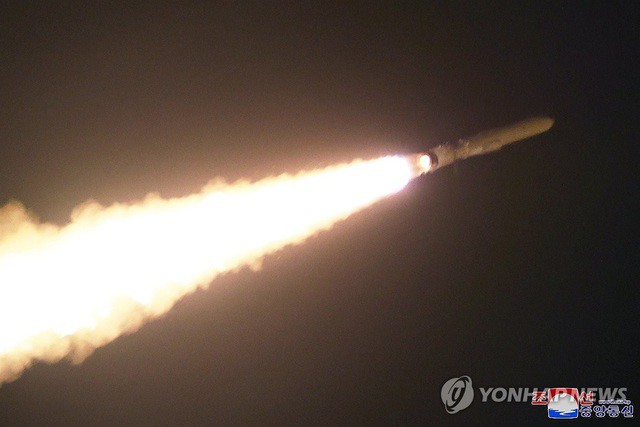 Bức ảnh do KCNA công bố vào ngày 25-1 cho thấy vụ phóng thử tên lửa hành trình chiến lược Pulhwasal-3-31 đầu tiên của Triều Tiên. Ảnh: Yonhap