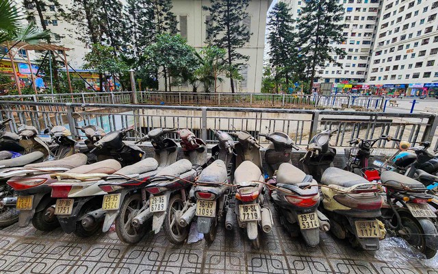 Gần một tháng nay, Ban Quản lý chung cư HH Linh Đàm phải đưa hàng trăm xe máy, xe đạp vô chủ từ tầng hầm lên khoảng sân giữa các tòa nhà.