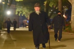 Tin tức trong ngày - Hà Nội lạnh tê tái, cụ ông U90 vẫn chống gậy tập thể dục từ sáng sớm