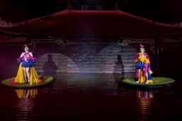 Thời trang - Mẫu nhí catwalk trên lá sen của sân khấu Thuỷ Đình của show "Vĩnh họa Thăng Long"