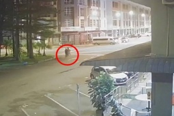 Bạn trẻ - Cuộc sống - Bị bạn gái chia tay, chàng trai khỏa thân chạy ra đường la hét giải tỏa