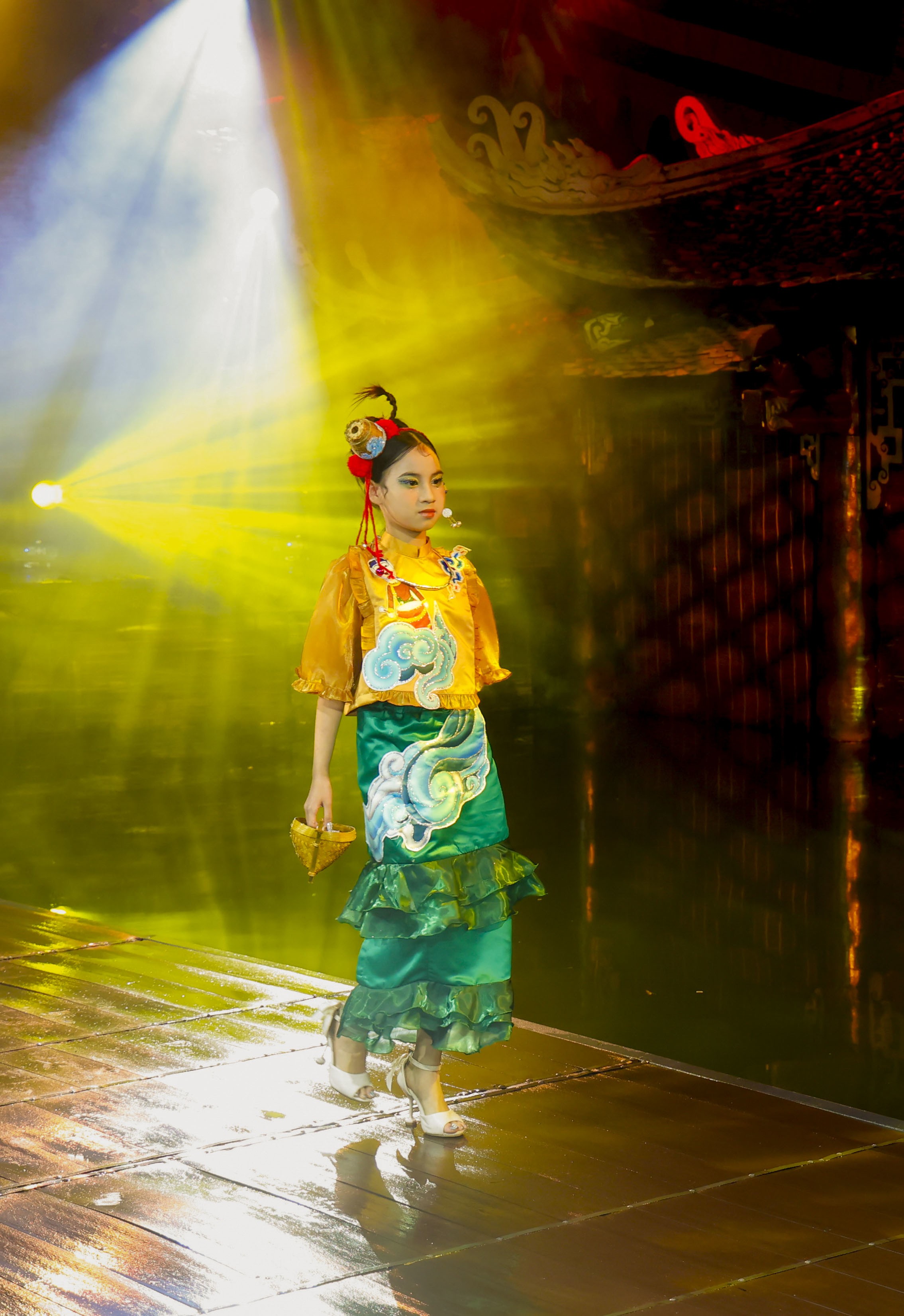 Mẫu nhí catwalk trên lá sen của sân khấu Thuỷ Đình của show "Vĩnh họa Thăng Long" - 9