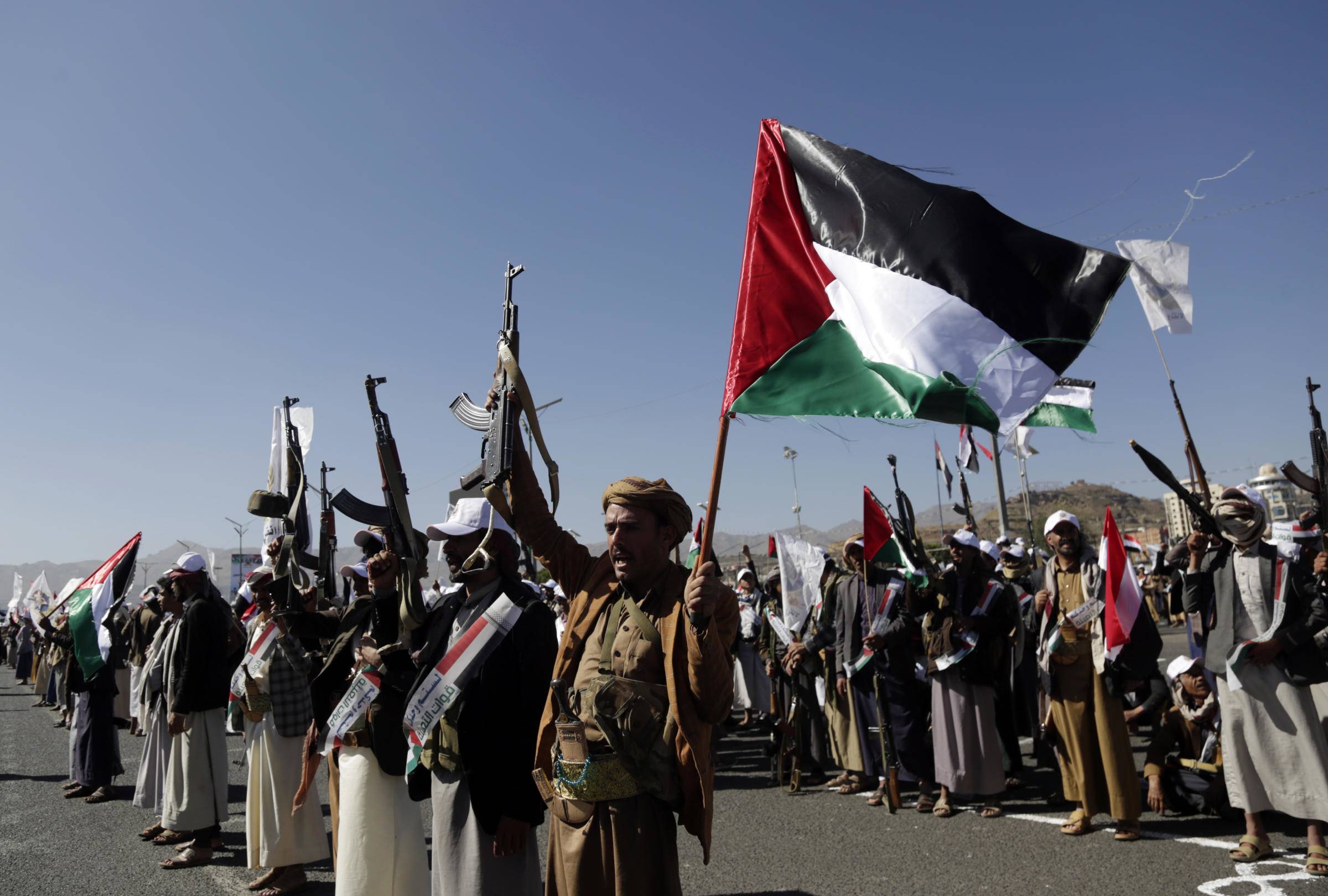 Lực lượng Houthi tuần hành phản đối cuộc xung đột do Israel phát động ở Dải Gaza.