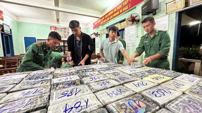 Lực lượng chức năng kiểm tra số lượng chất ma túy trôi dạt vào bờ biển thôn Phước Thiện.