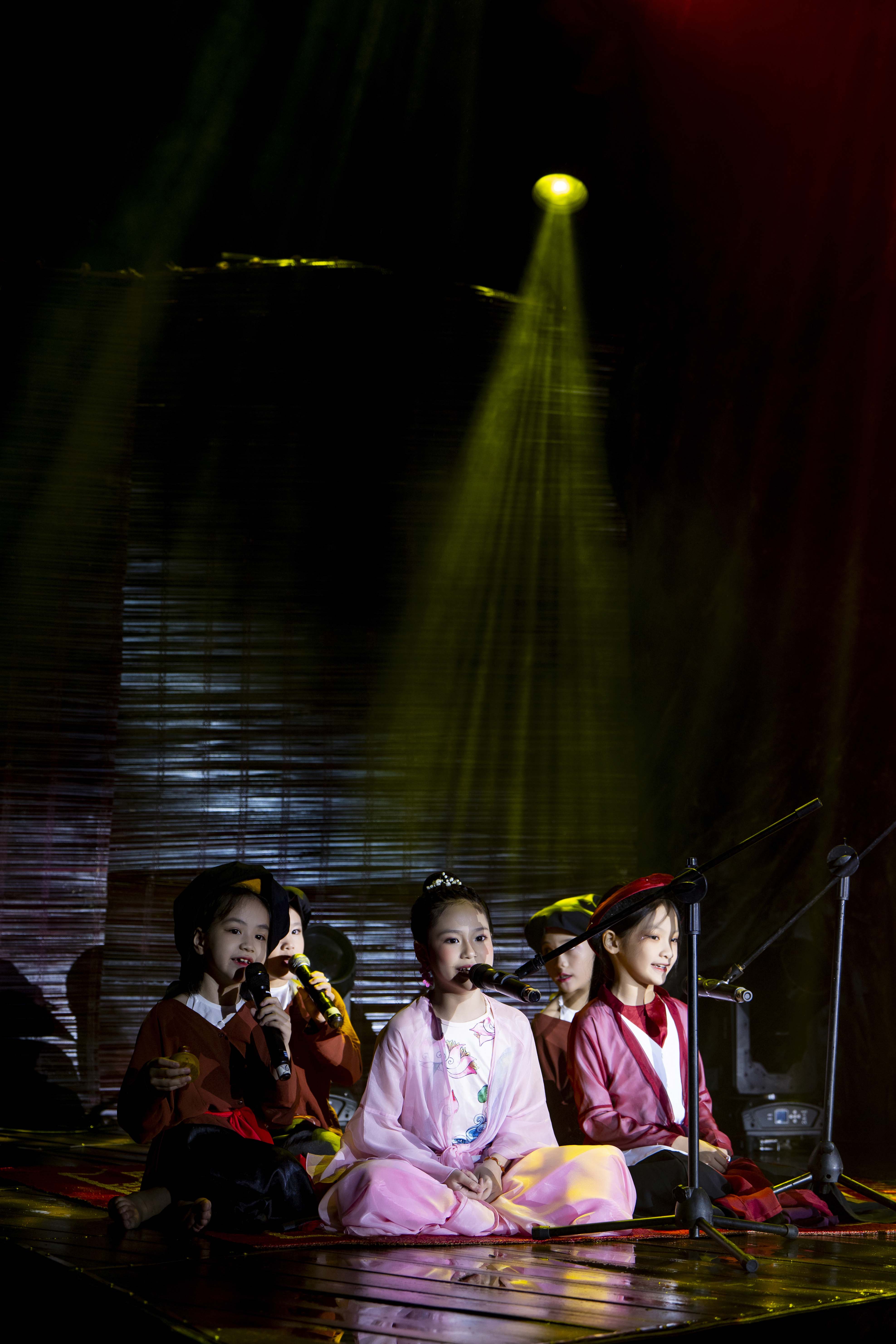 Mẫu nhí catwalk trên lá sen của sân khấu Thuỷ Đình của show "Vĩnh họa Thăng Long" - 12