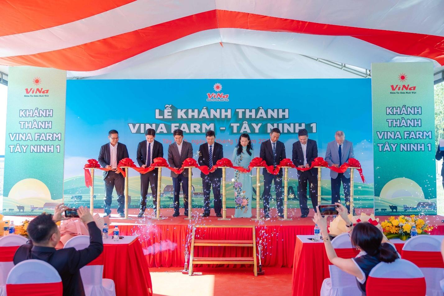 Ban lãnh đạo Tập đoàn Vinafeed cắt băng khánh thành trang trại chăn nuôi heo công nghệ cao Vina Farm – Tây Ninh 1