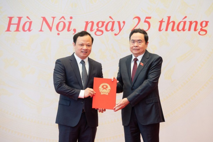 Phó Chủ tịch Thường trực Quốc hội Trần Thanh Mẫn trao nghị quyết và chúc mừng ông Bùi Thế Cử được bổ nhiệm giữ chức vụ Trợ lý Chủ tịch Quốc hội.
