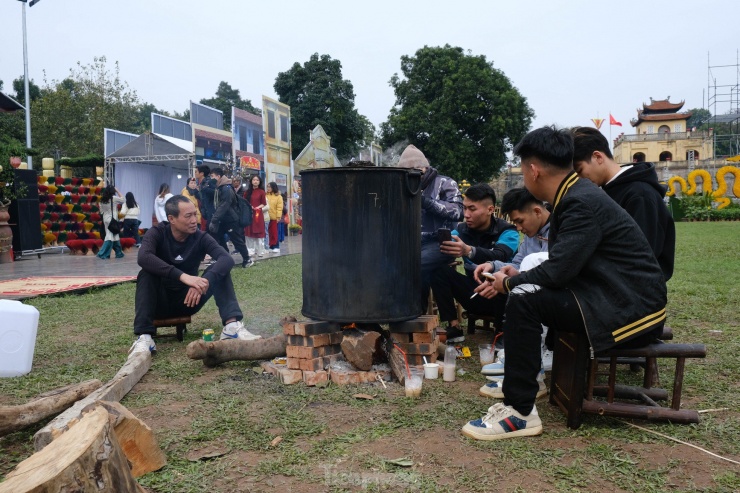 Các bạn trẻ trải nghiệm cách gói bánh chưng, cảm nhận sự ấm áp khi cả gia đình đoàn tụ với ngào ngạt mùi củi cháy.