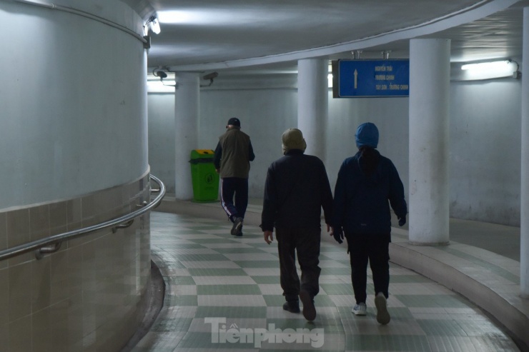 Hà Nội: Sáng tinh mơ, người dân chui xuống hầm đi bộ để đạp xe và tập thể dục tránh rét - 6