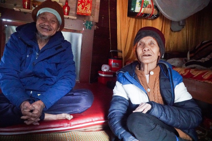Ông Nguyễn Văn Thành và bà Nguyễn Thị Thủy nương tựa bên nhau suốt nhiều năm trên túp lều nổi dưới sông Hồng. Ảnh PHI HÙNG