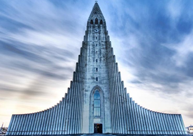 Nhà thờ Hallgrímur (Reykjavík, Iceland): Nhà thờ Hallgrímur rất cao, lên&nbsp;tới 74,5m. Đây là công trình kiến trúc cao thứ 4 ở Iceland và là một trong những di tích nổi tiếng nhất của quốc gia này. Phải mất tới 38 năm để xây dựng nhà thờ, công việc xây dựng bắt đầu vào năm 1945 và kết thúc vào năm 1986.
