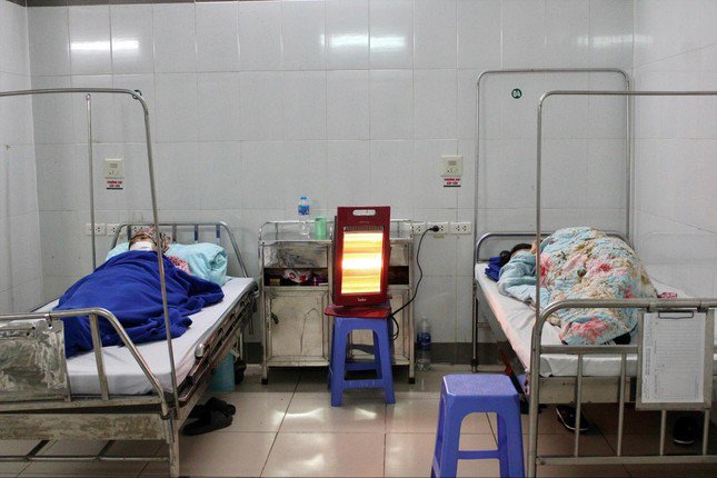 Bệnh viện trang bị đèn sưởi giữ ấm cho bệnh nhân khi trời rét đậm