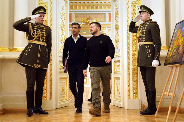 Thủ tướng Anh Rishi Sunak cùng Tổng thống Ukraine Volodymir Zelensky trong chuyến thăm Kiev trong tháng này. (Ảnh: NYT)