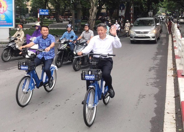Xe đạp công cộng Hà Nội khai trương và lăn bánh trên đường.