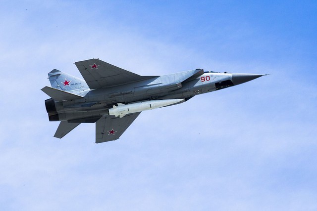 Hình ảnh máy bay MiG-31 của Không quân Nga mang tên lửa Kinzhal. Ảnh: AP